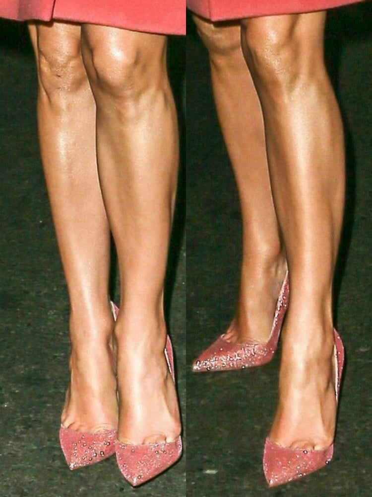 Jennifer Lopez sexy jambes pieds et talons hauts
 #102514999