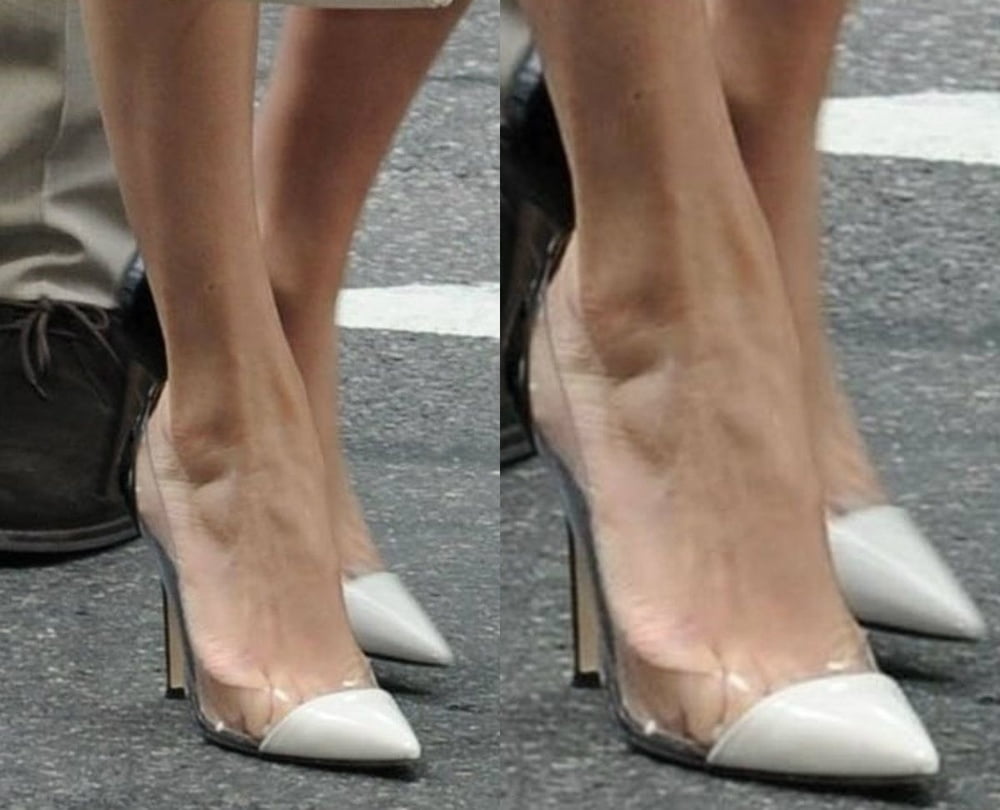 Jennifer lopez sexy beine füße und highheels
 #102515149