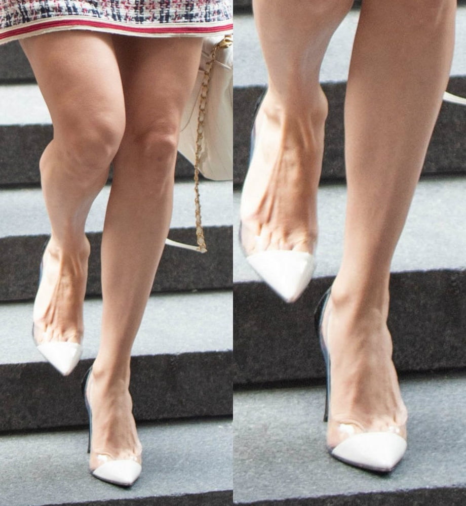 Jennifer Lopez sexy jambes pieds et talons hauts
 #102515184