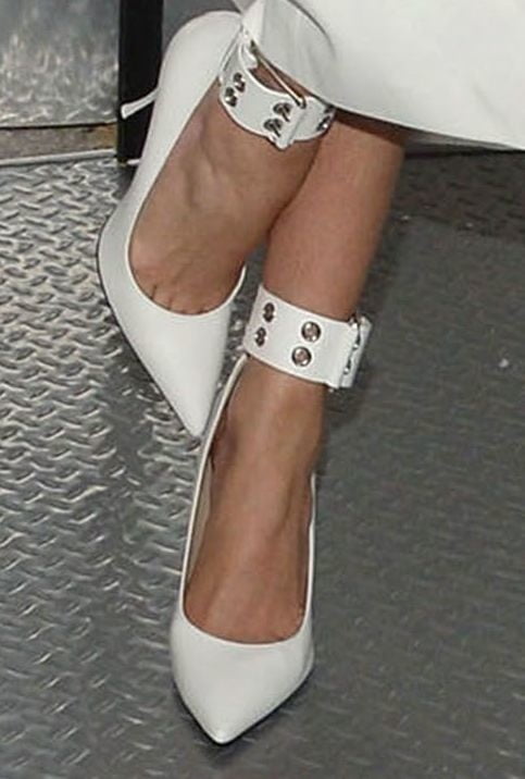 Jennifer Lopez sexy jambes pieds et talons hauts
 #102515240