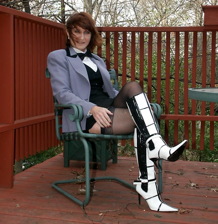 Milfs & gilfs con botas no.28
 #103012576