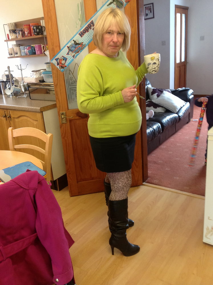 Milfs & gilfs con botas no.28
 #103012579