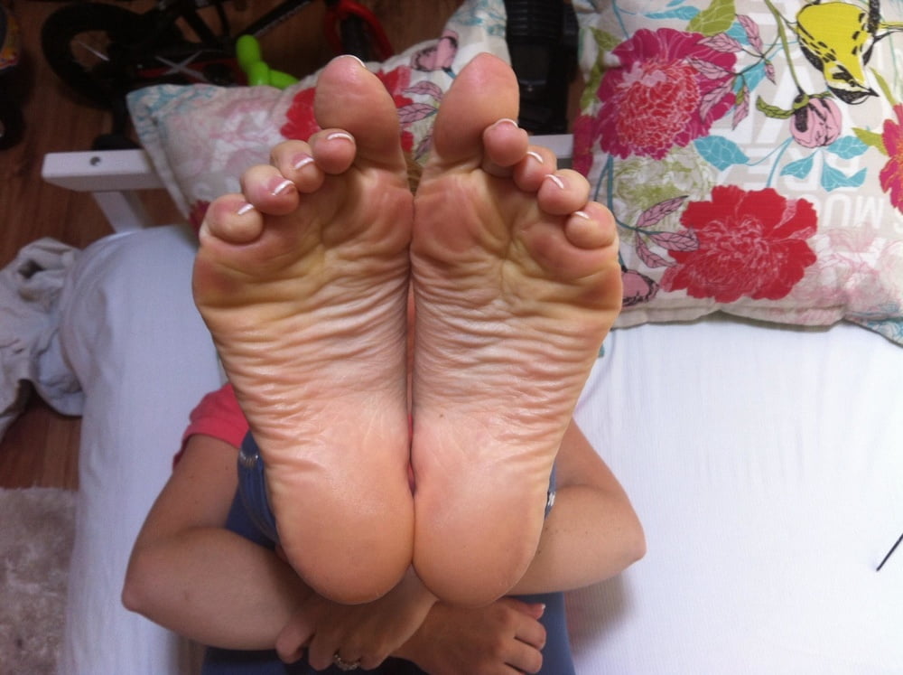 Lo mejor de los pies, dedos de los pies y suelas arrugadas - fotos de fetiche de pies
 #100234479