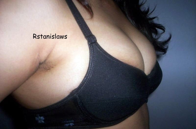 セクシーなスリランカの女の子が彼女のホットな曲線と乳房を示す
 #80699289