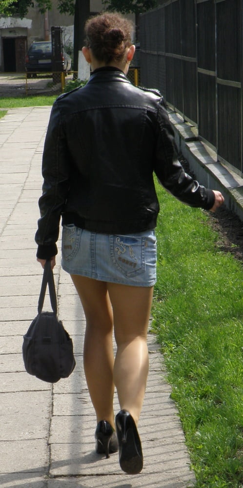 Street pantyhose - 安い日焼けしたパンストを履いた安いマンコ
 #106249237