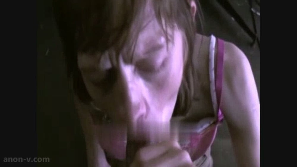 Amy ein obdachloses Mädchen saugen Schwanz in einem überfüllten Haus
 #97162993