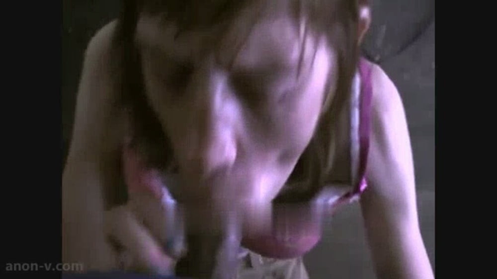 Amy une fille sans-abri sucer la bite dans une maison abounded
 #97163107