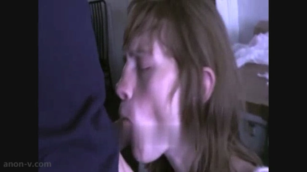 Amy ein obdachloses Mädchen saugen Schwanz in einem überfüllten Haus
 #97163199