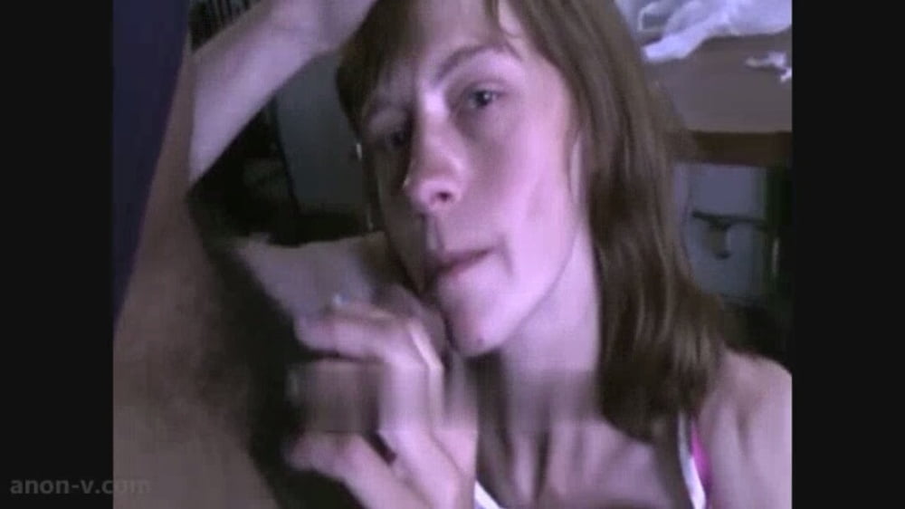 Amy una ragazza senza fissa dimora che succhia il cazzo in una casa piena di gente
 #97163952
