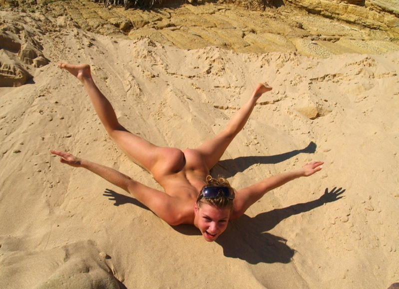 Bella bionda con corpo sexy in posa sulla spiaggia
 #102489368
