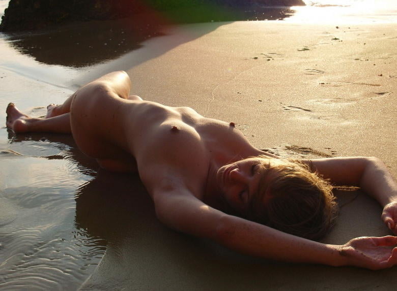 Hübsche Blondine mit sexy Körper posiert am Strand
 #102489394