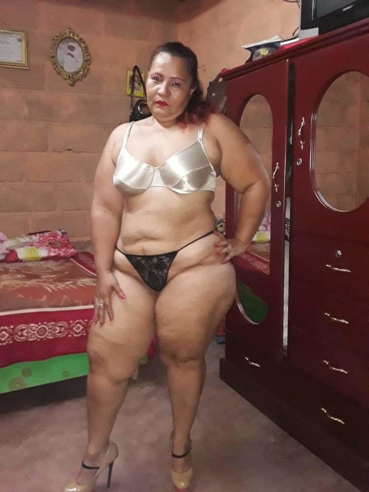 Sexy reife Hausfrauen aus Honduras
 #98953701