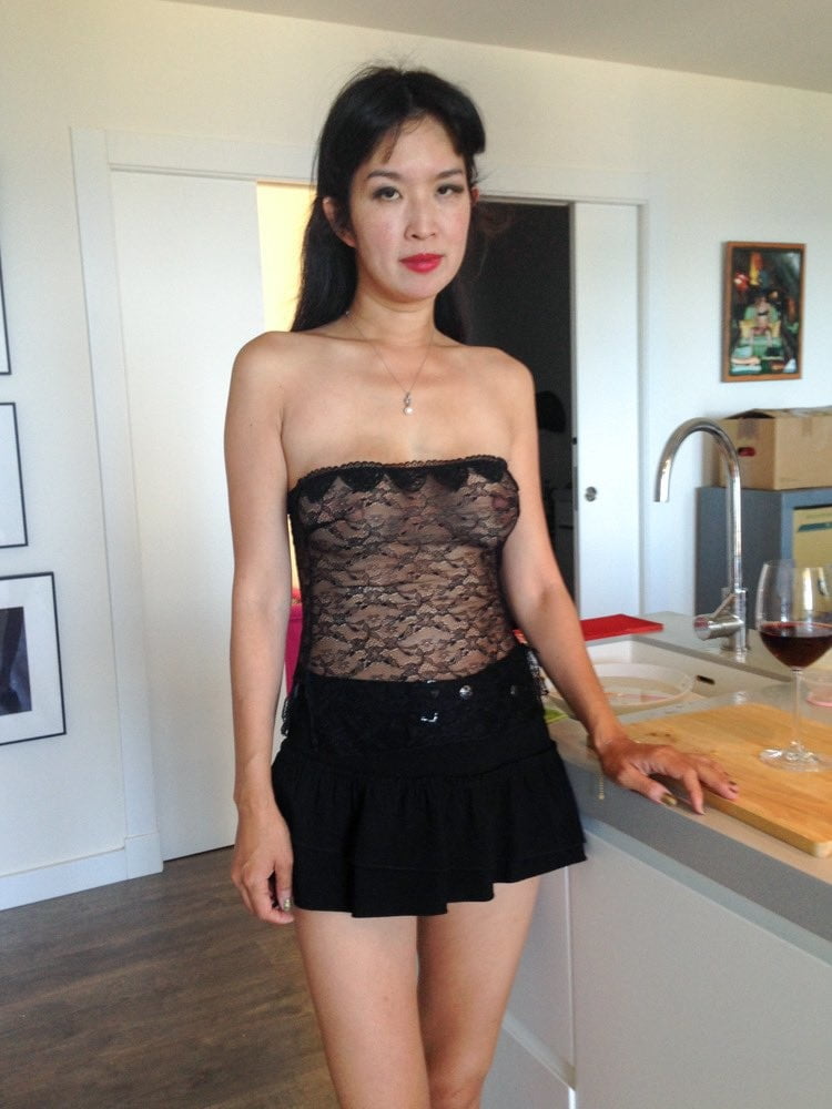 Ccwang - modèle asiatique nus jupe haute flashant
 #79953384