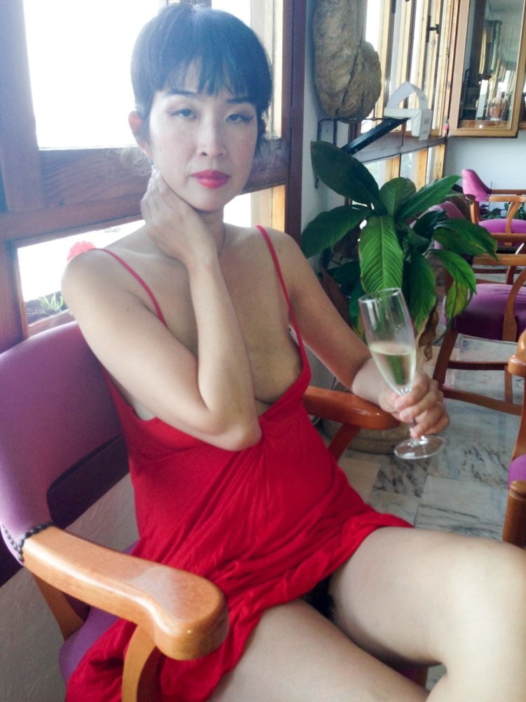 Ccwang - modèle asiatique nus jupe haute flashant
 #79953396