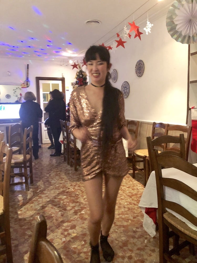 Ccwang - modèle asiatique nus jupe haute flashant
 #79953818