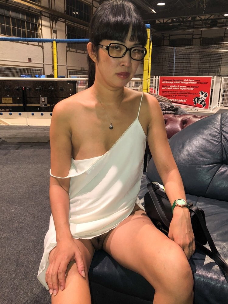 Ccwang - modèle asiatique nus jupe haute flashant
 #79953848