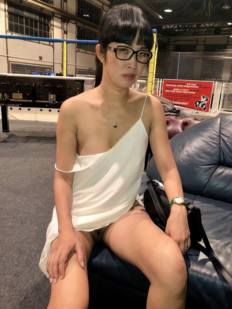 Ccwang - modèle asiatique nus jupe haute flashant
 #79953883