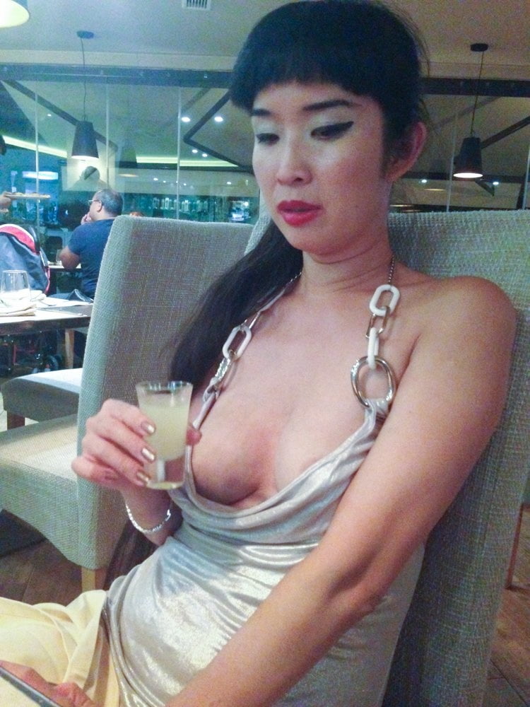 Ccwang - modèle asiatique nus jupe haute flashant
 #79954071