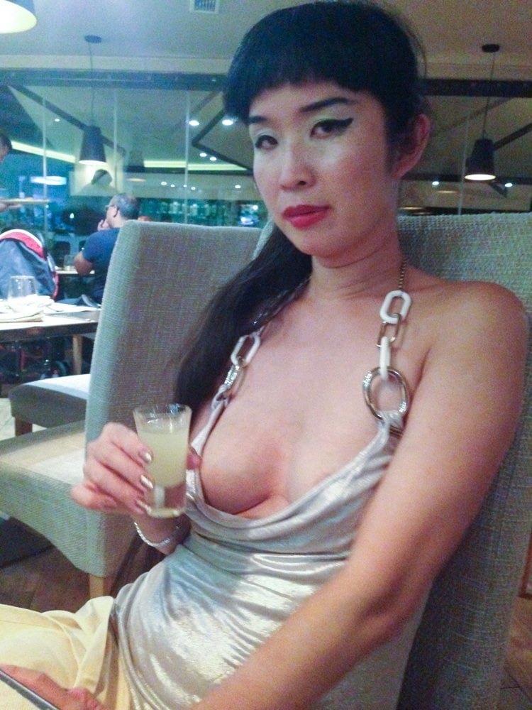 Ccwang - modèle asiatique nus jupe haute flashant
 #79954074