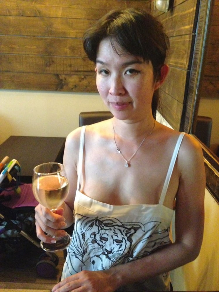 Ccwang - modèle asiatique nus jupe haute flashant
 #79954209