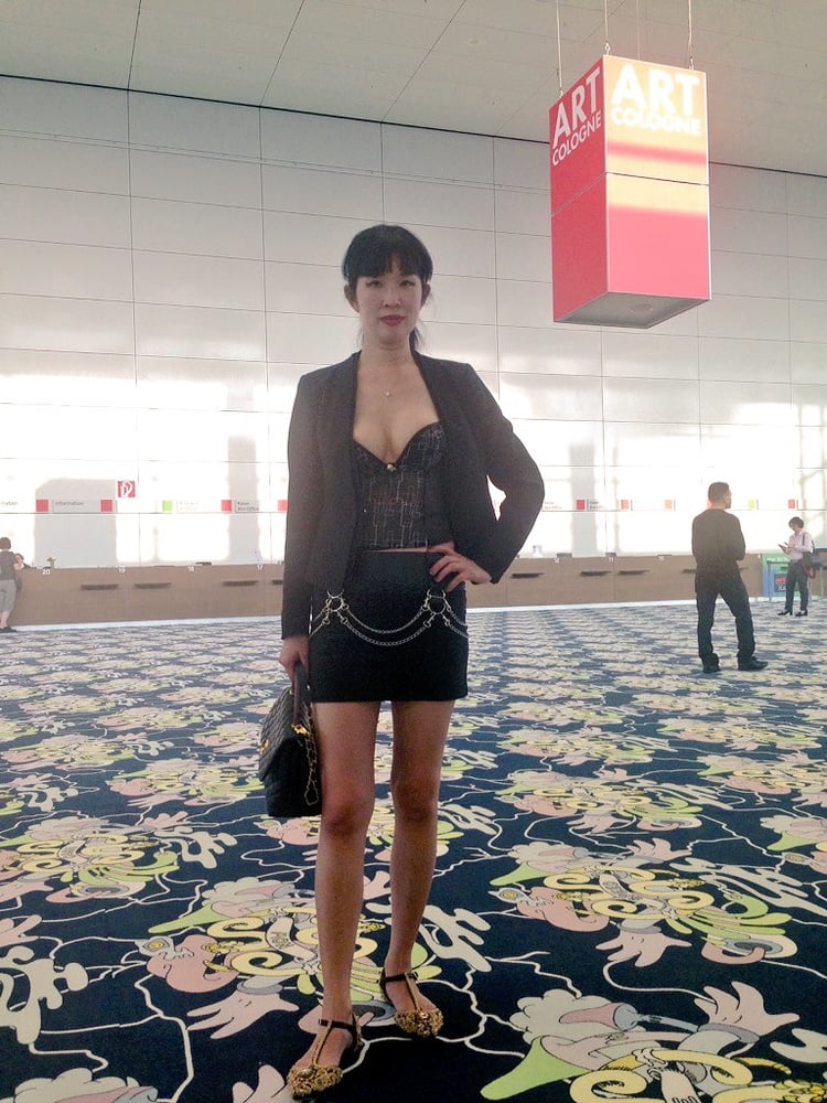 Ccwang - modèle asiatique nus jupe haute flashant
 #79954257