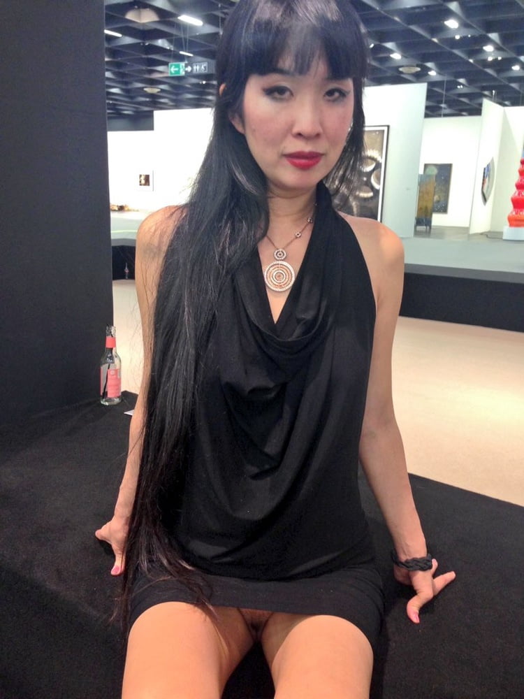 Ccwang - modèle asiatique nus jupe haute flashant
 #79954263