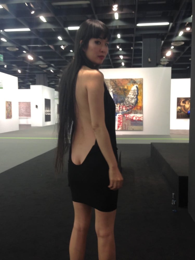 Ccwang - modèle asiatique nus jupe haute flashant
 #79954274