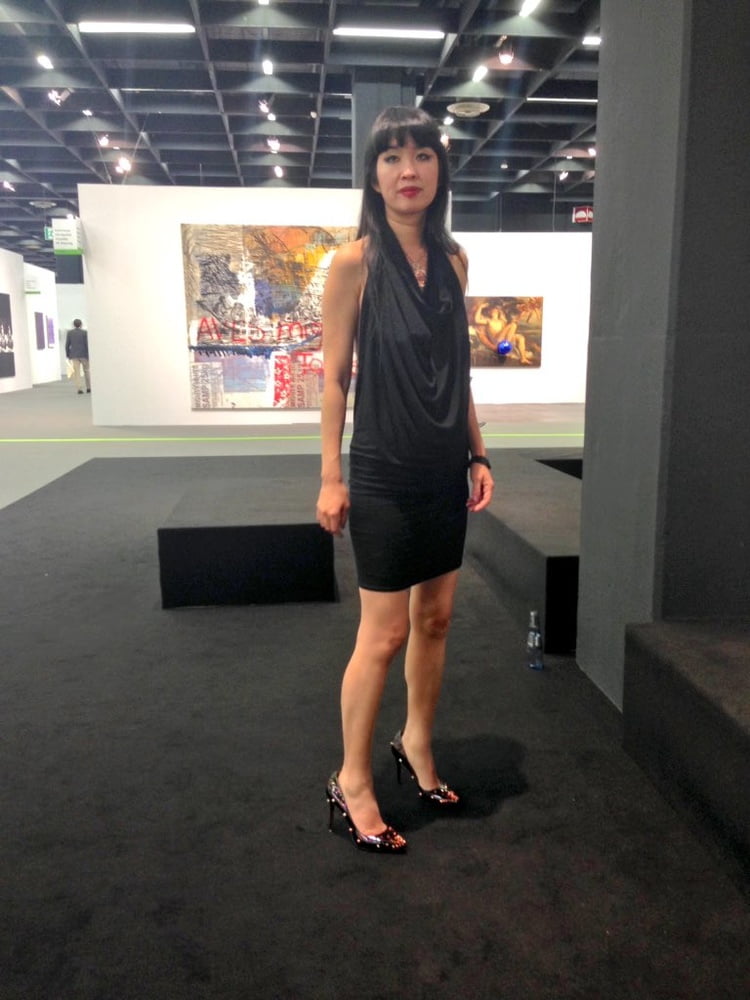 Ccwang - modèle asiatique nus jupe haute flashant
 #79954280