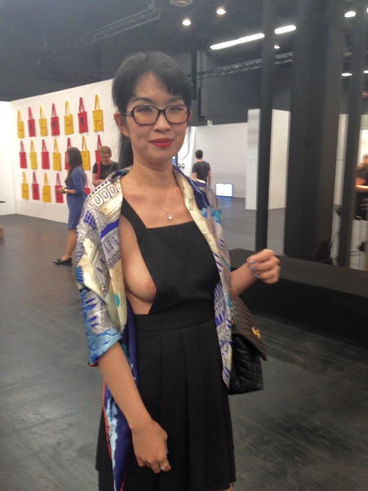 Ccwang - modèle asiatique nus jupe haute flashant
 #79954304