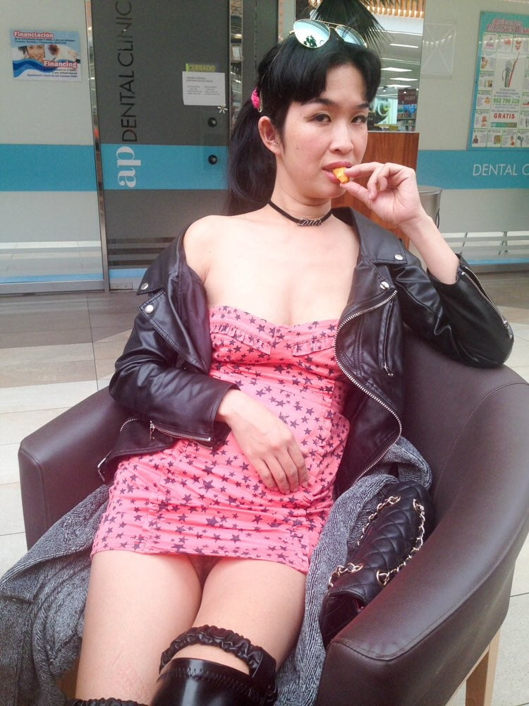 Ccwang - modèle asiatique nus jupe haute flashant
 #79954328