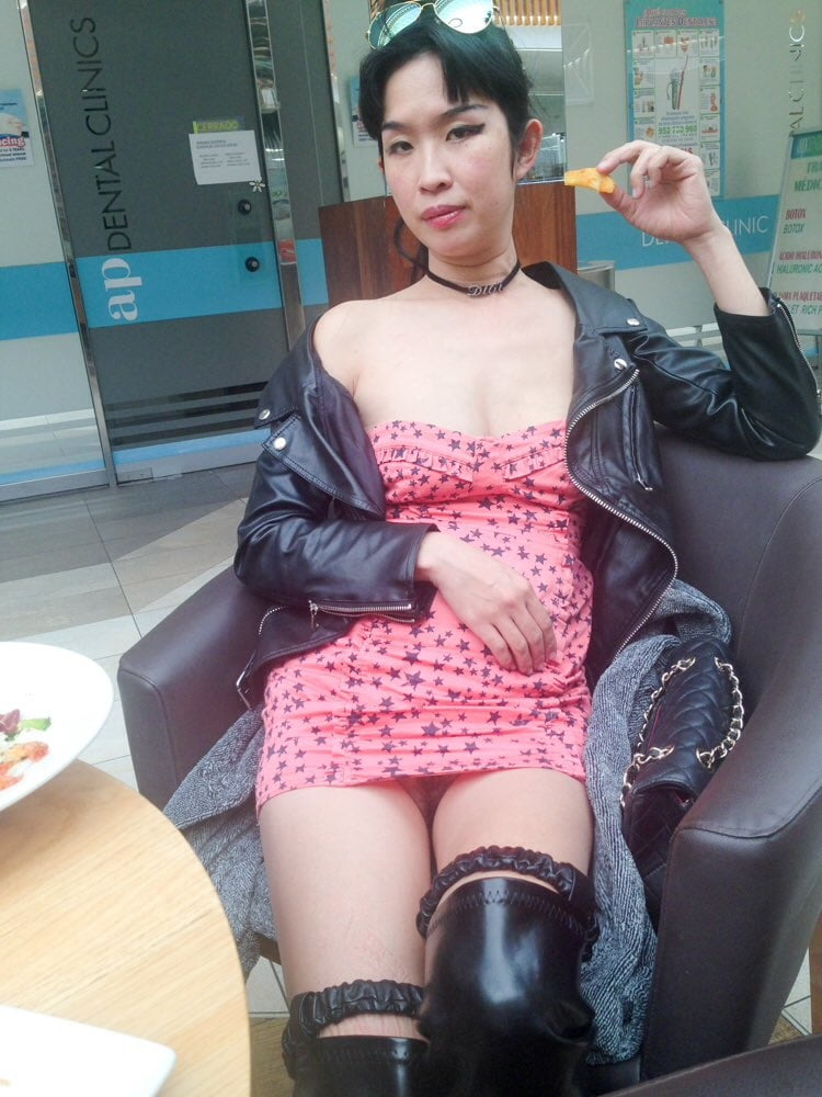 Ccwang - modèle asiatique nus jupe haute flashant
 #79954331