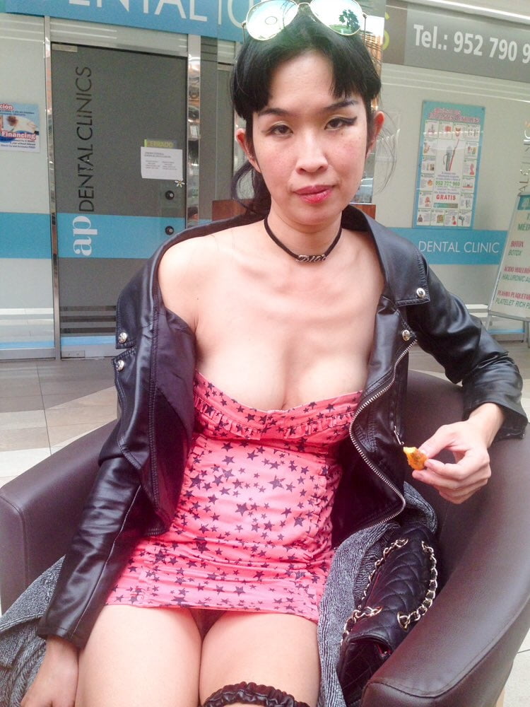 Ccwang - modèle asiatique nus jupe haute flashant
 #79954338