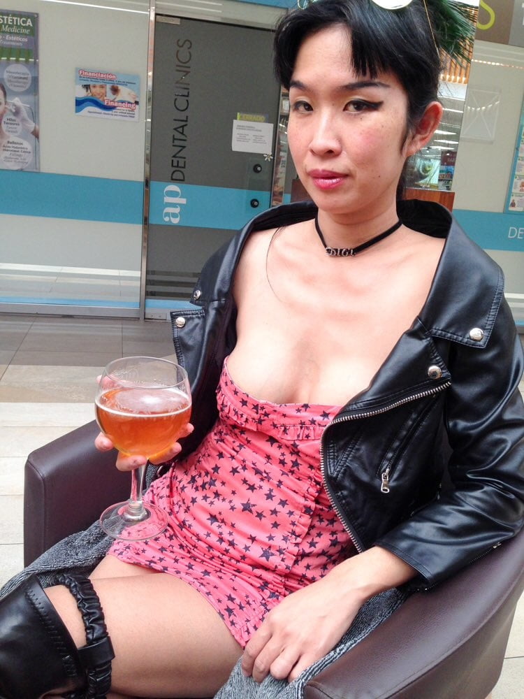 Ccwang - modèle asiatique nus jupe haute flashant
 #79954341