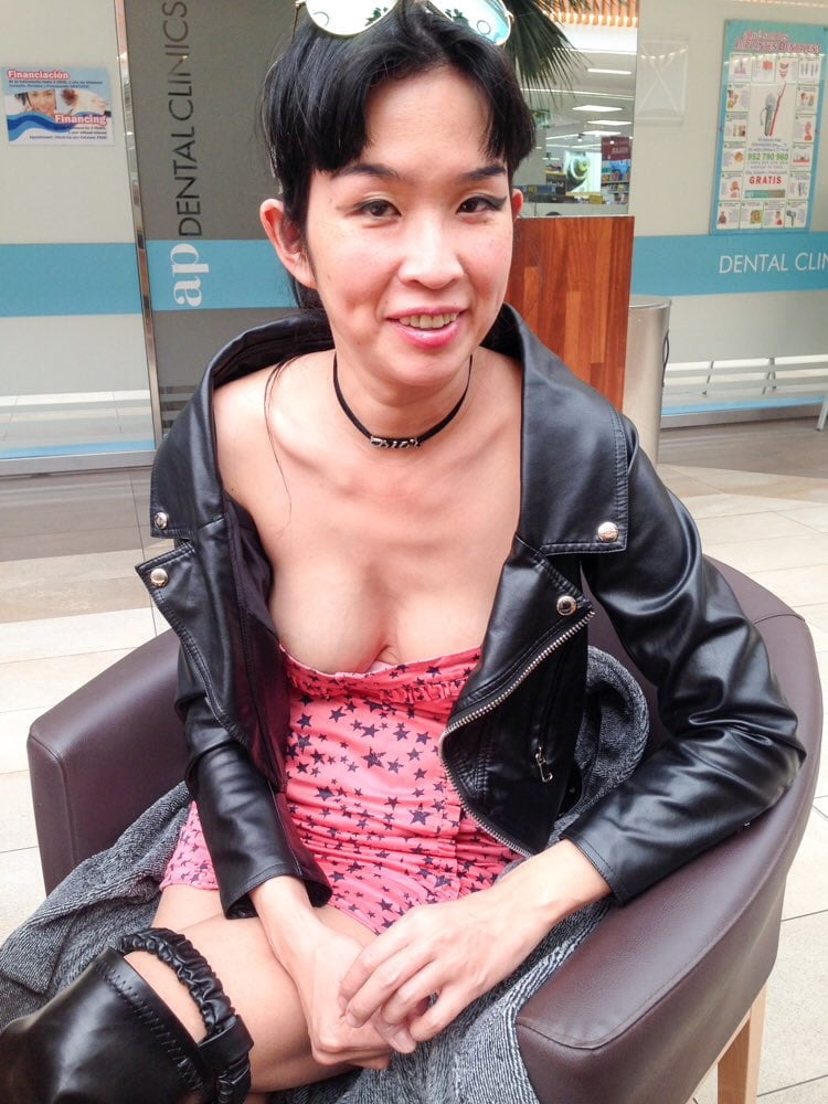 Ccwang - modèle asiatique nus jupe haute flashant
 #79954343