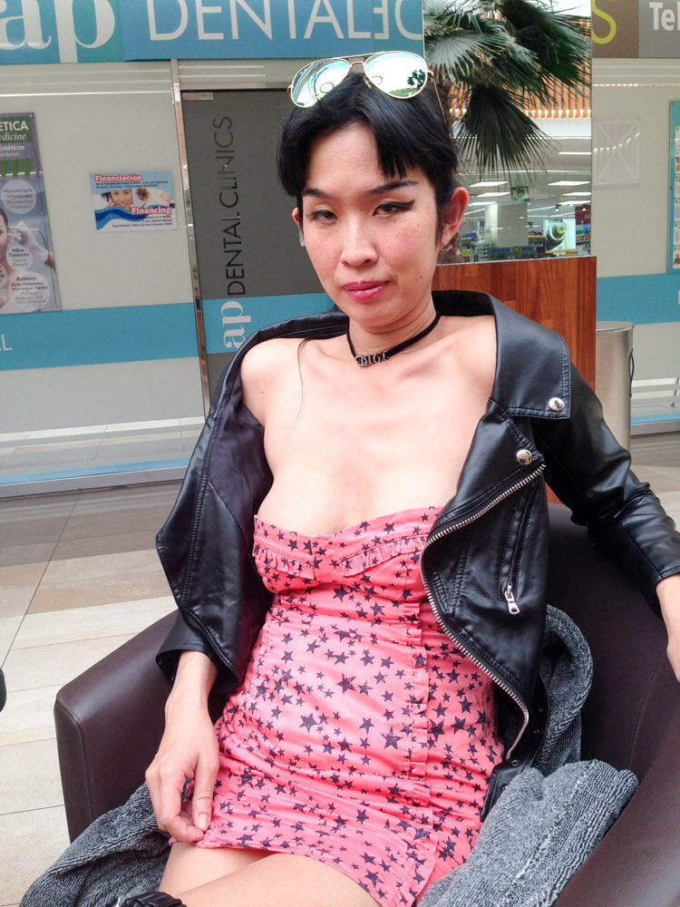 Ccwang - modèle asiatique nus jupe haute flashant
 #79954347