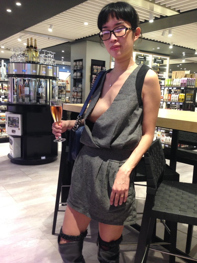 Ccwang - modèle asiatique nus jupe haute flashant
 #79954369