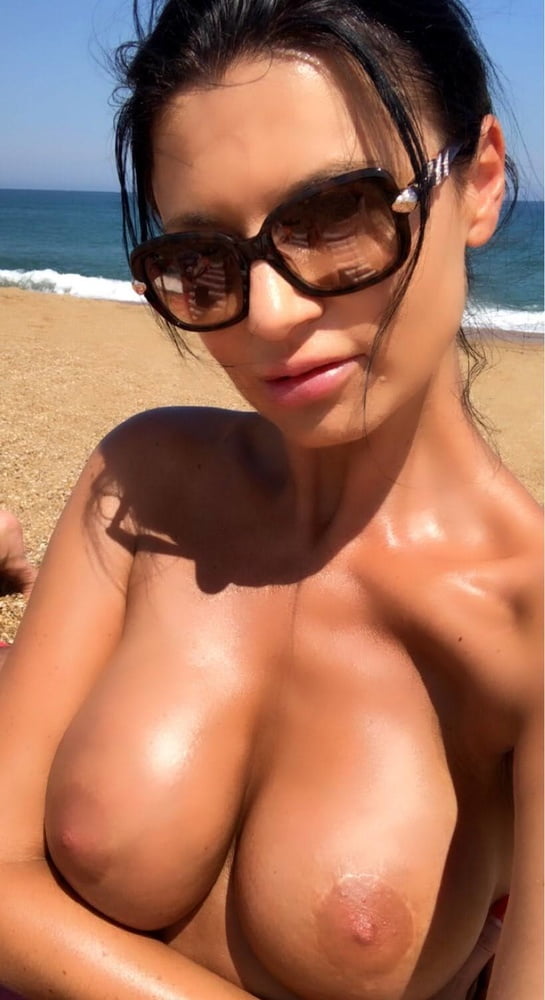 Mädchen am Strand 221
 #82186473