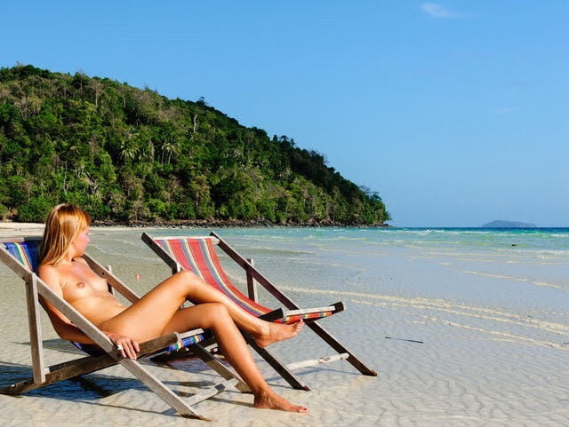 Mädchen am Strand 221
 #82186592