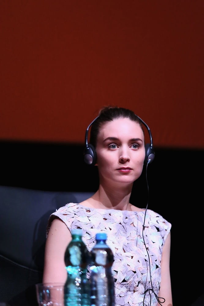 Rooney mara femme tatouée dragon
 #98429819