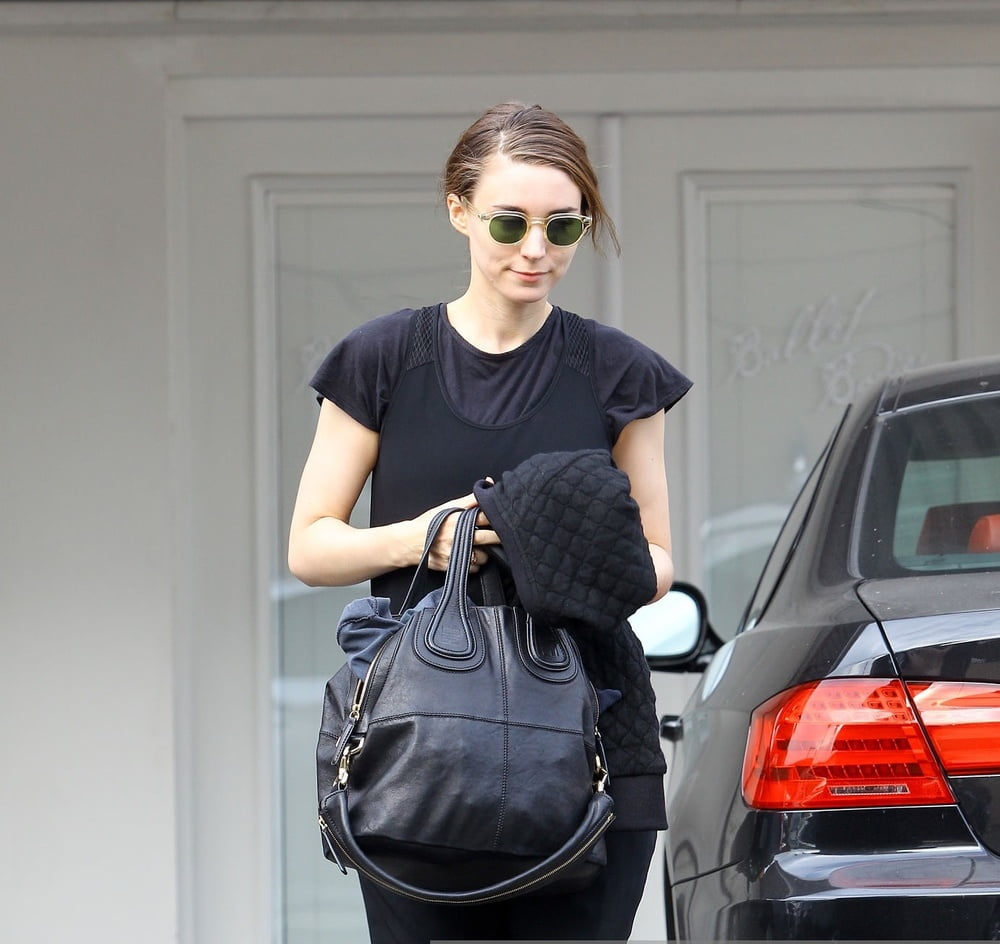 Rooney mara femme tatouée dragon
 #98429885