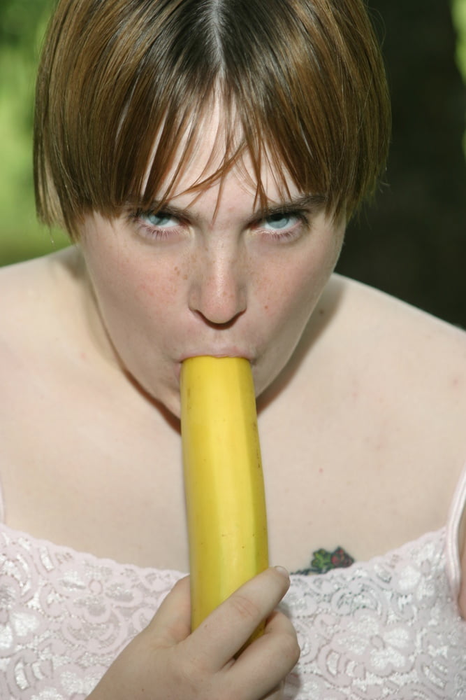 La banane de Kaylee dans le parc !
 #91901112
