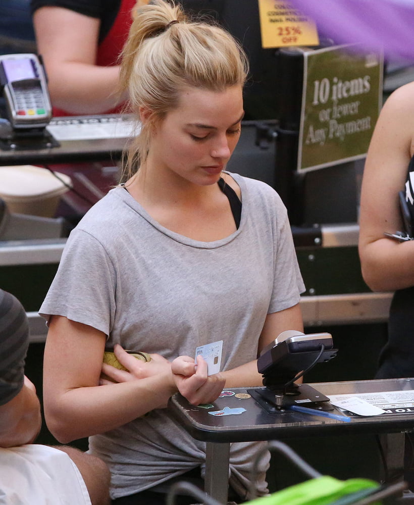 Margot robbie all of the lights.
 #89016394