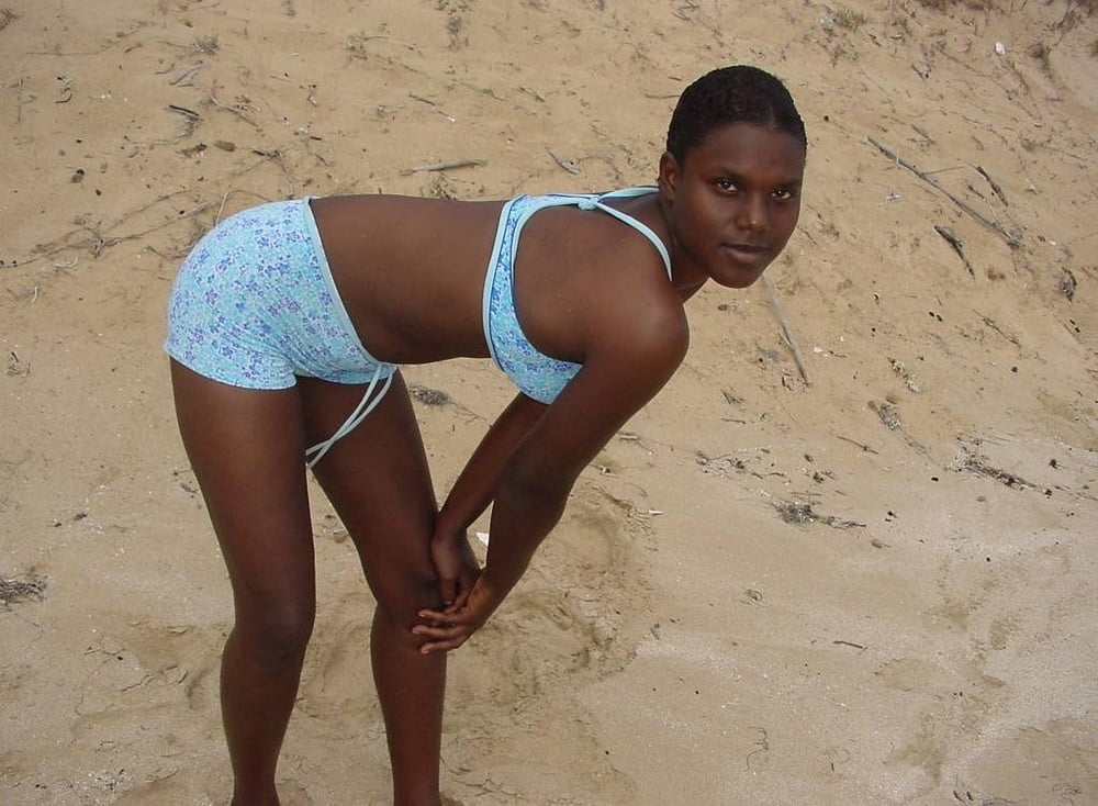 Schöne schwarze junge Mädchen am Strand
 #100071715