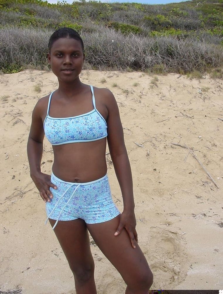 ビーチでの美しい黒人少女
 #100071735