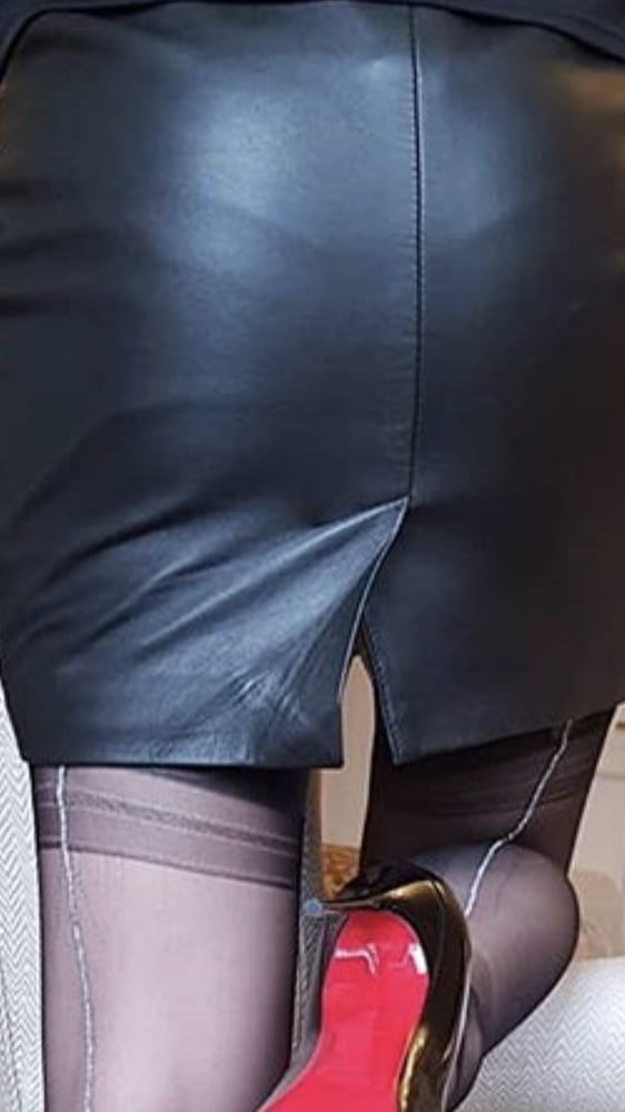 Mis nuevas medias con costura de plata y falda de cuero negro
 #102755951