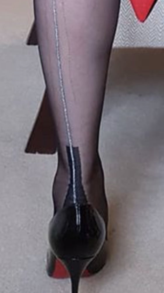 Mes nouveaux bas à couture argentée et ma jupe en cuir noir
 #102755955