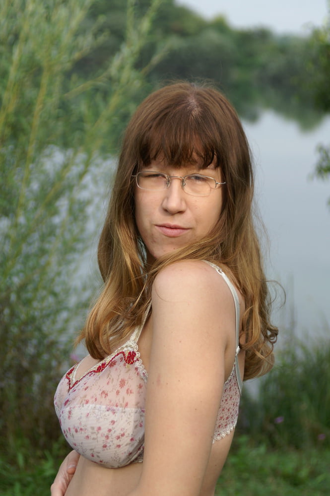 Pummelige Bayerin zeigt sich draussen nackt! #101639185