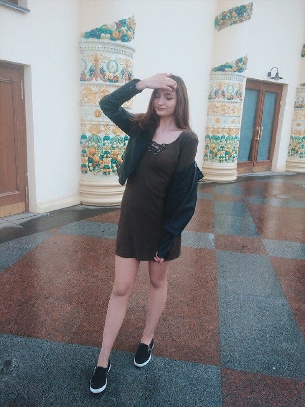 ロシア人の若い秘書 オクサナ 18歳
 #98587500