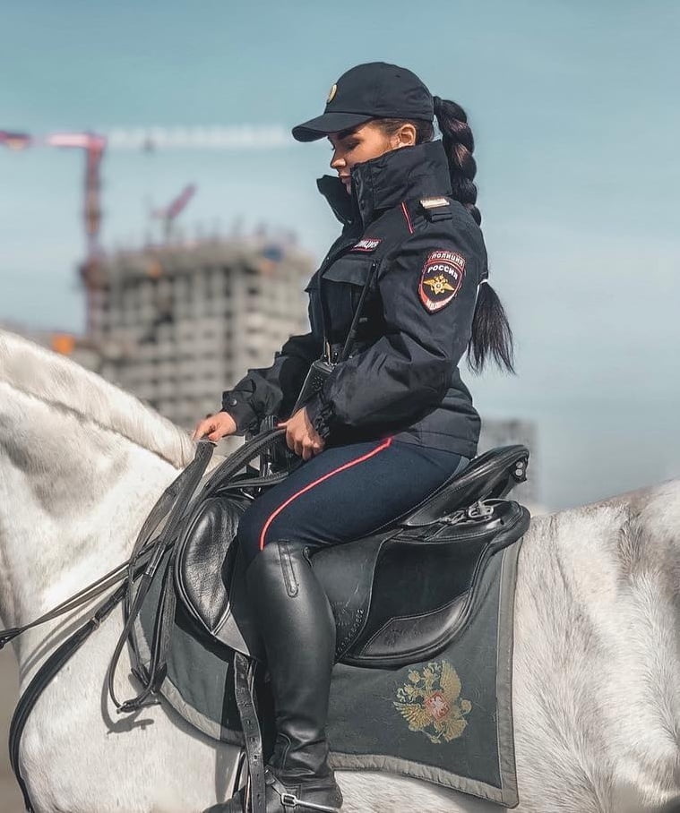 Ragazze della polizia a cavallo
 #102400505