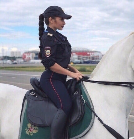 Ragazze della polizia a cavallo
 #102400540